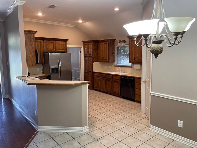 Building Photo - 3014 S Manor Ct