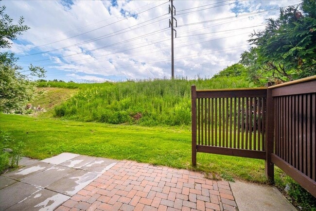 Building Photo - 1421 Whispering Hills Dr