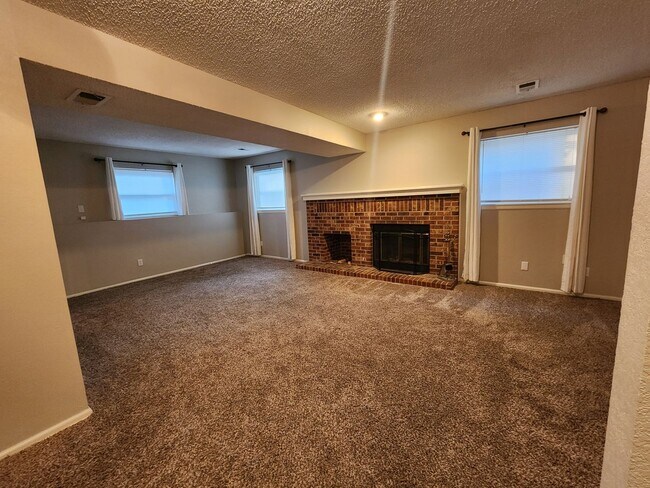 Building Photo - Huge 3 Bed 2 Bath Home With Patio, Deck, a...