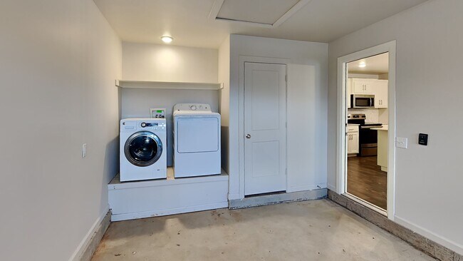 Building Photo - 2 Bedroom 1 Bathroom 1 Car Garage Duplex Close to Broadway Extension and 8 Minutes from Downtown OKC