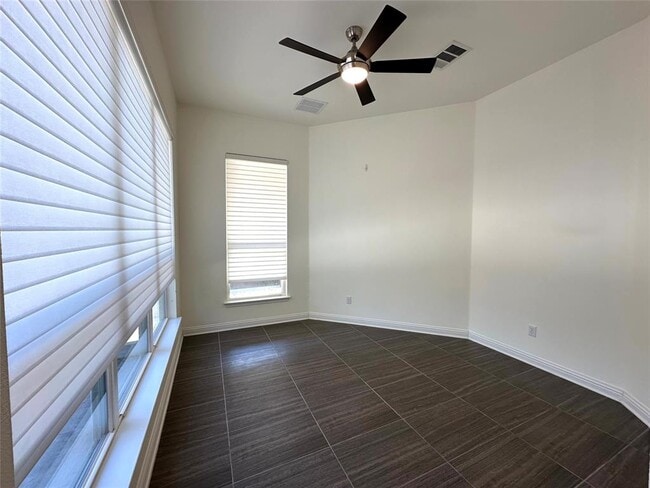 Building Photo - 615 Spanish Mustang Dr