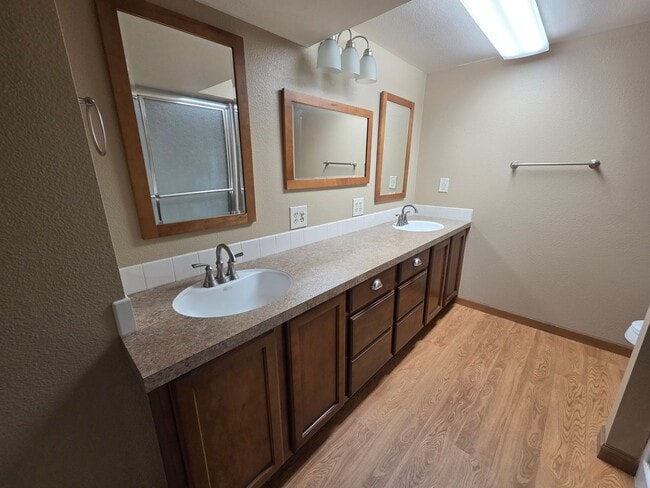 Building Photo - 3Bedroom, 2.5 Bath Mid Century Modern Home...