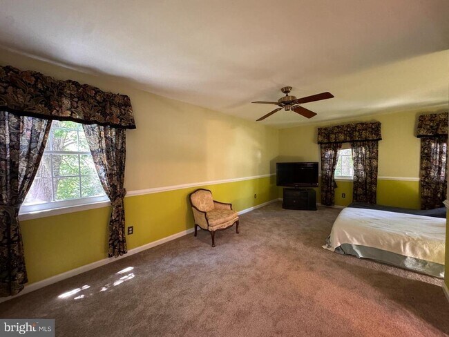 Building Photo - 2026 Admiral Dr