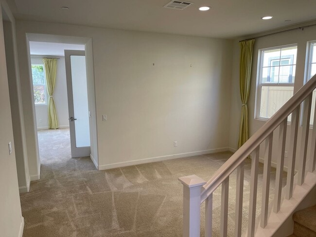 Building Photo - Large 5 Bed / 3 Bath Standalone unit in Lo...