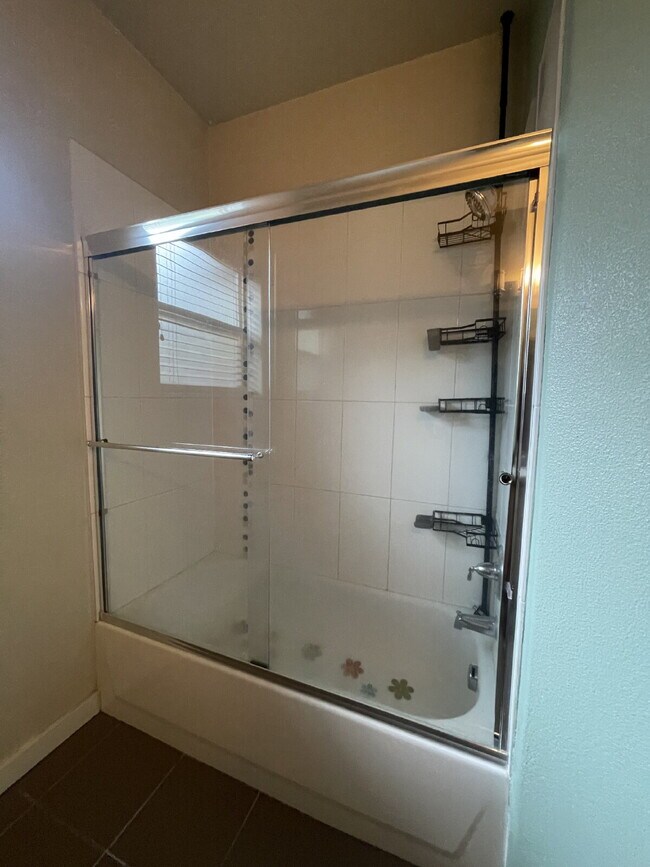Building Photo - 1 Bedroom, 1 Bathroom Condo with Modern Kitchen and Hardwood Floors