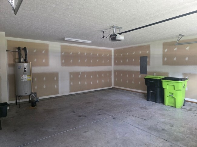 Building Photo - Nice 3 bedroom, 2 bath home with 2 car gar...