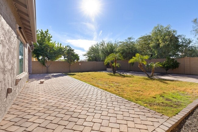 Building Photo - Gorgeous 4 Bedroom Home in Phoenix!