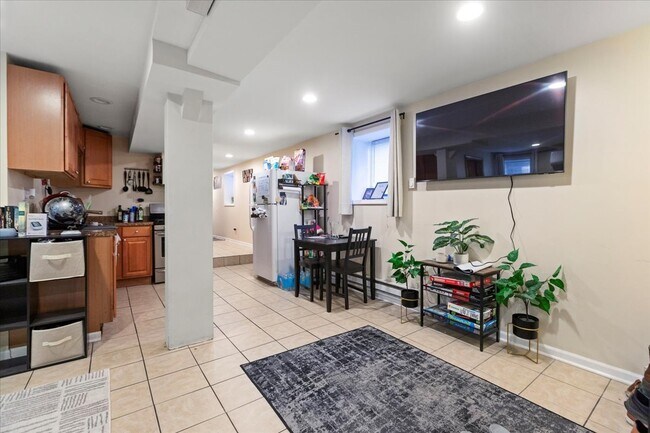 Building Photo - 2028 N Hamlin Ave