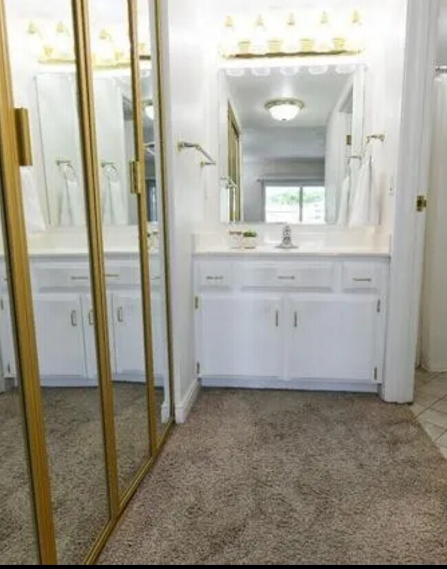 Building Photo - 245 N Vine St