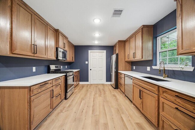 Building Photo - 1627 Crestdale Dr
