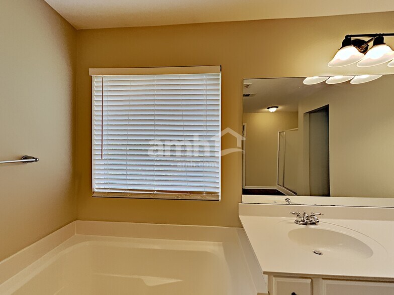 Building Photo - 302 Forest Bend Dr