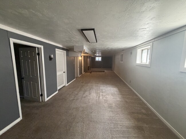Building Photo - 3819 Midsummer Ln S