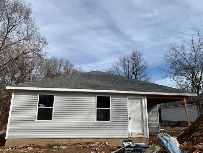 Building Photo - 3 bed 2 bath 1 Carport $995/month