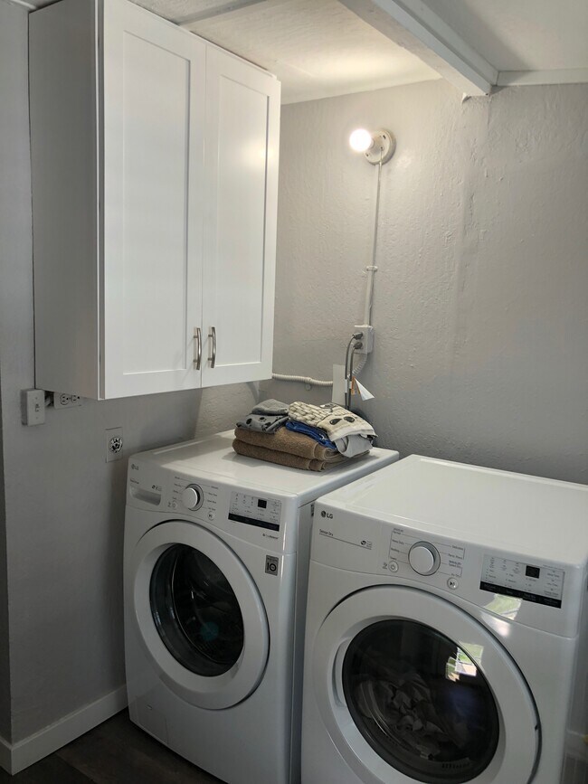 Washer/Dryer in unit, storage space - 428 Hamilton St