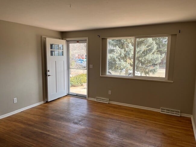 Building Photo - Lovely 5-bedroom, 2-1/2 bath home.  Centrally-located in Longmont with convenient access to shopp...