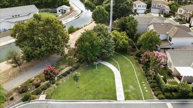 Building Photo - Spacious 4 Bedroom Home in North Clovis Gated Community