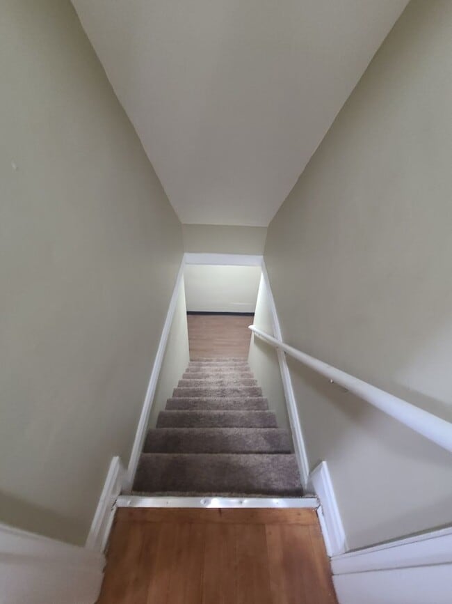 Building Photo - Extra clean and spacious home with a finis...