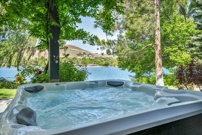 Building Photo - LAKEFRONT LUXURY ON LAKE STANLEY | FULLY FURNISHED + UTILITIES INCLUDED IN GUARDED LAKERIDGE SHORES