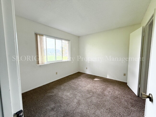 Building Photo - AVAILABLE OCTOBER - 2 Bedroom / 1.5 Bath Apartment in Lompoc