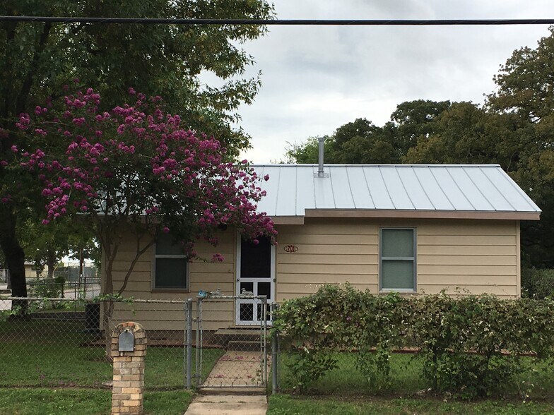 Building Photo - 701 Vargas Rd - Main House