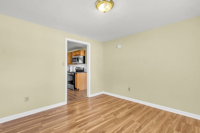 Building Photo - Charming 2 bedroom 1 bathroom home availab...