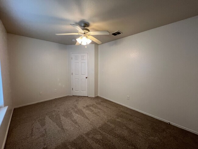 Building Photo - Large 3/2/2 Duplex with Easy Access to IH ...