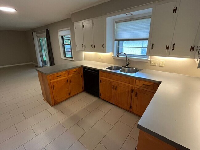 Building Photo - Very Nice 3 Bedroom 2 Bathroom House near the University of Arkansas Little Rock