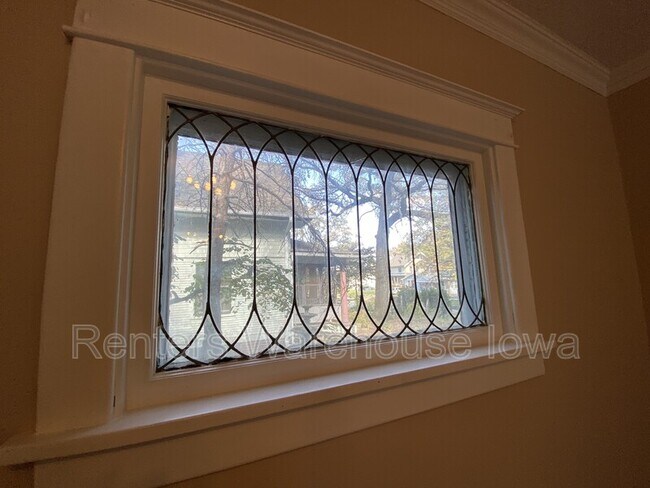 Building Photo - 1622 E 8th St