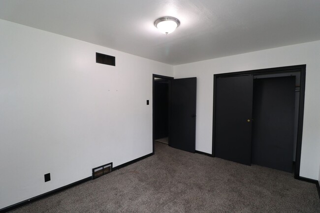 Building Photo - Spacious home for rent!