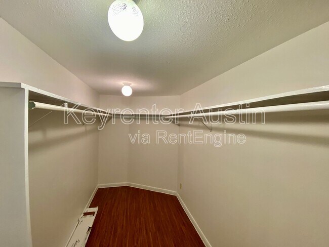 Building Photo - 1601 Faro Dr