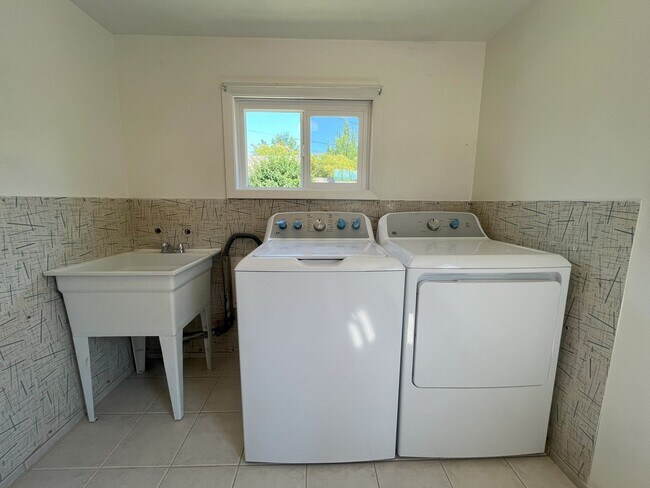 Building Photo - Charming 2-Bedroom Home with Open Living Space and Tile Flooring