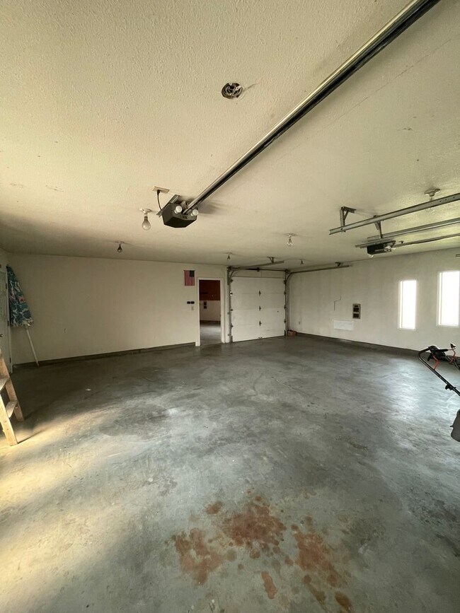Building Photo - 302 N Crestview Dr