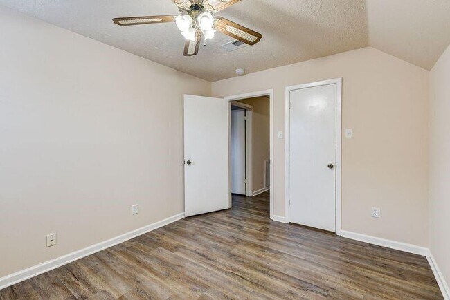 Building Photo - 2107 Collingsfield Dr