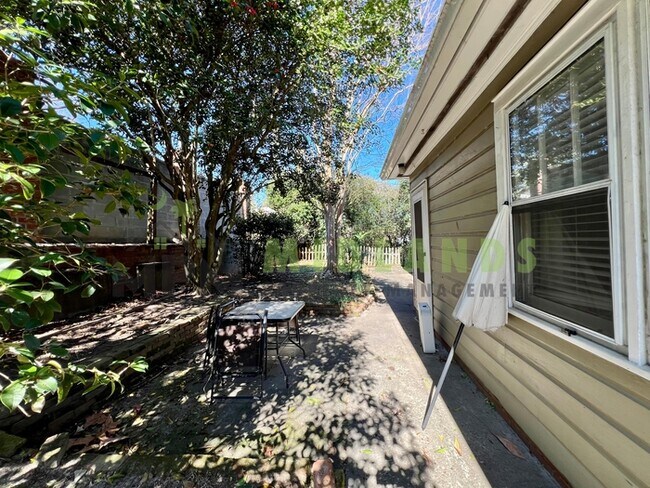 Building Photo - 2417B Clark Street