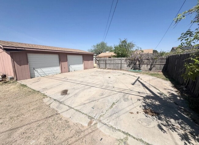 Building Photo - 2 Bed 2 Bath Ready To Move In ASAP!