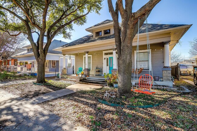 Building Photo - Amazingly Remodeled 1916 Home Located in N...