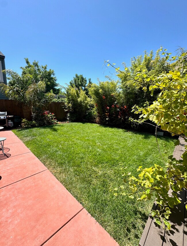 Building Photo - 5715 Genoa St