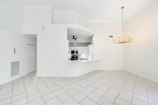 Building Photo - 1580 Clermont Dr