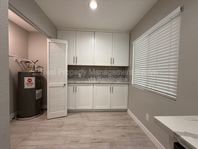 Building Photo - 606 E Royal Palm Square N