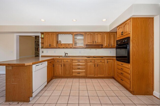 Building Photo - WELLER ESTATES