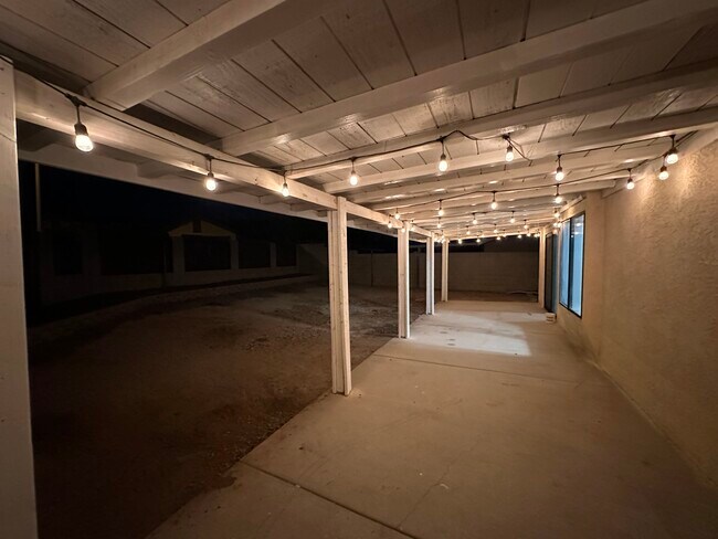 Building Photo - 14334 Poplar St