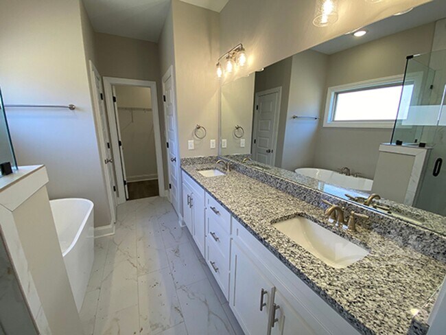 Building Photo - 547 Rosalie Woods Dr