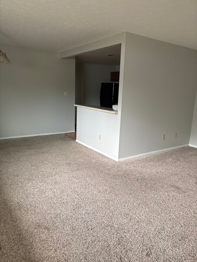 Building Photo - 2 bed 1.5 bath condo