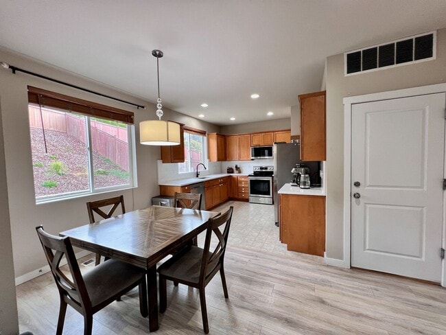 Building Photo - Beautiful 4BR | 2.5BA Home on Cul-de-Sac i...