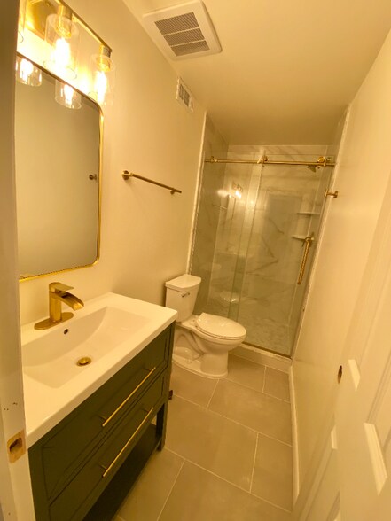 Building Photo - 5 Queen