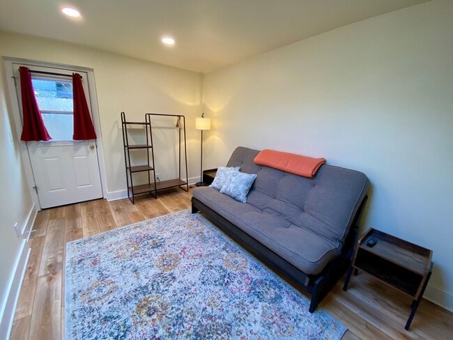 Building Photo - 3 Bedroom House Near UO Campus!! Ready for Fall 2026!