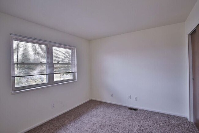 Building Photo - 3 Bedroom, 2.5 Bath Townhome