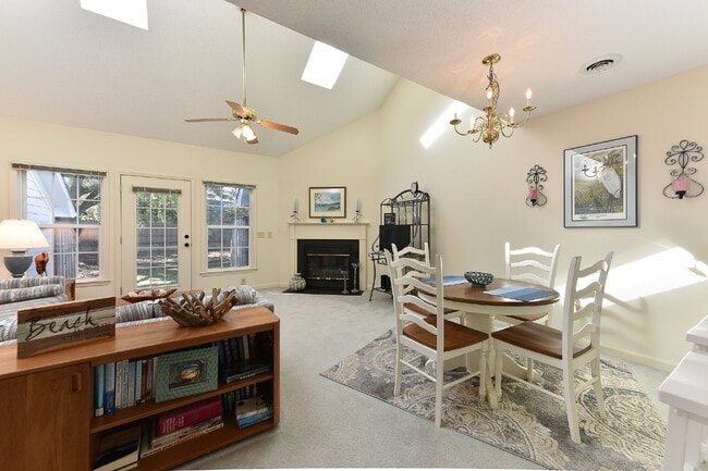 Building Photo - "Charming 2-Bed, 2-Bath Townhouse Retreat with 1,251 Sq Ft of Comfort in Wilmington!"