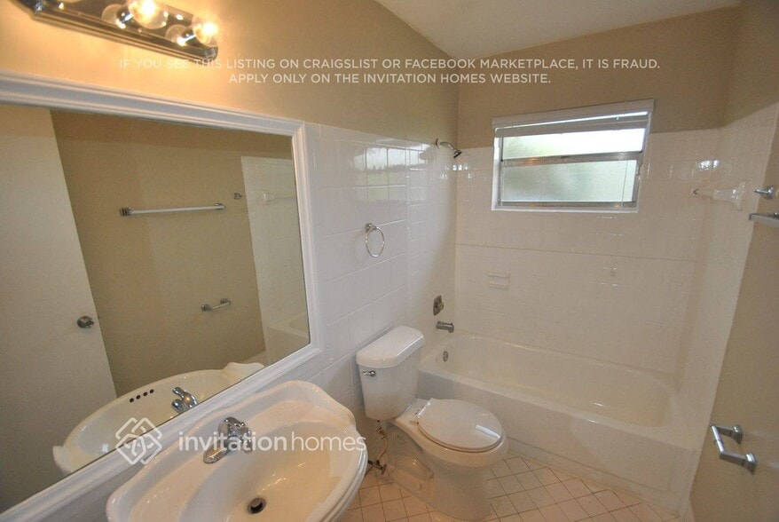 Building Photo - 321 Canterbury Dr W