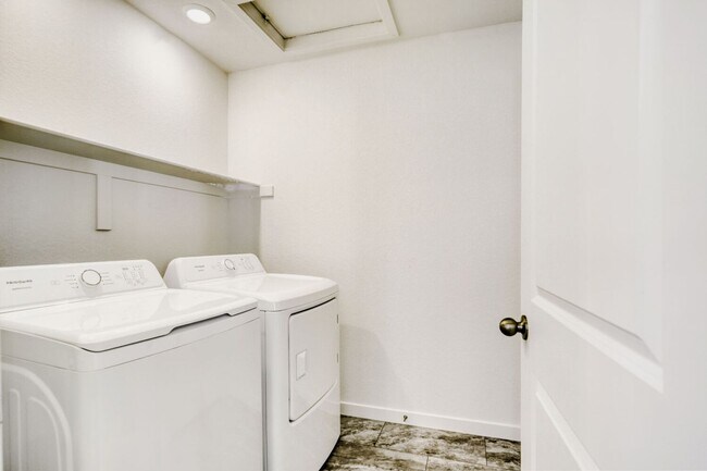 Building Photo - 3 Bedroom 3 Bath Home in Thornton Available Now!!